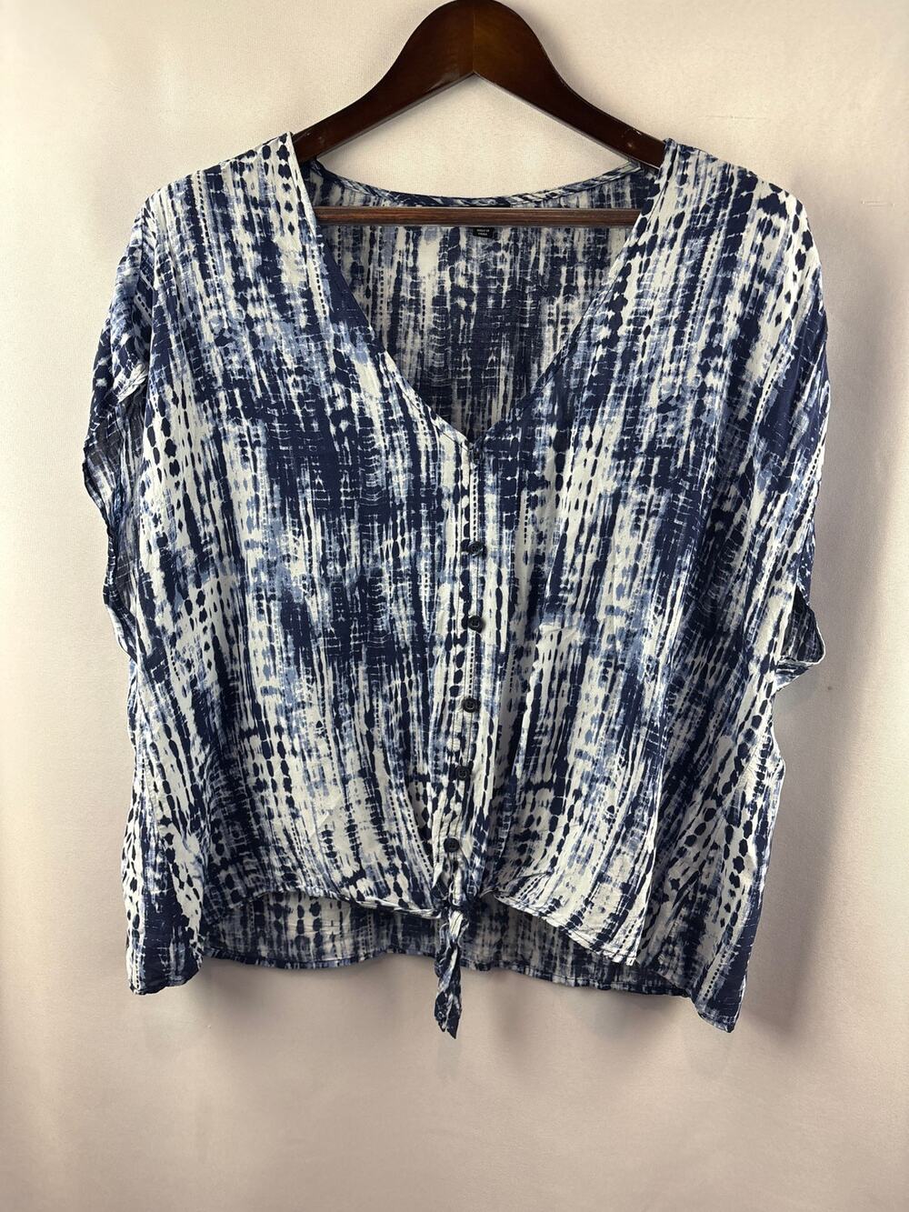 Women’s Torrid Size 1 Blue & White Tie-Dye Button Up Shirt